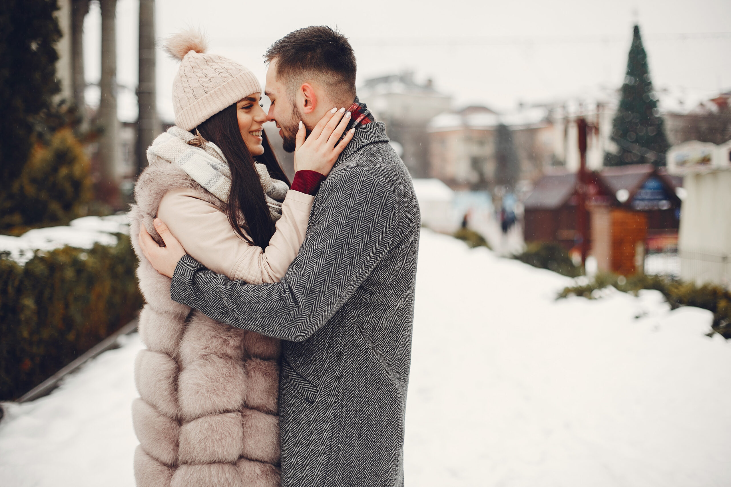 Para zakochanych przytula się na tle zimowej scenerii